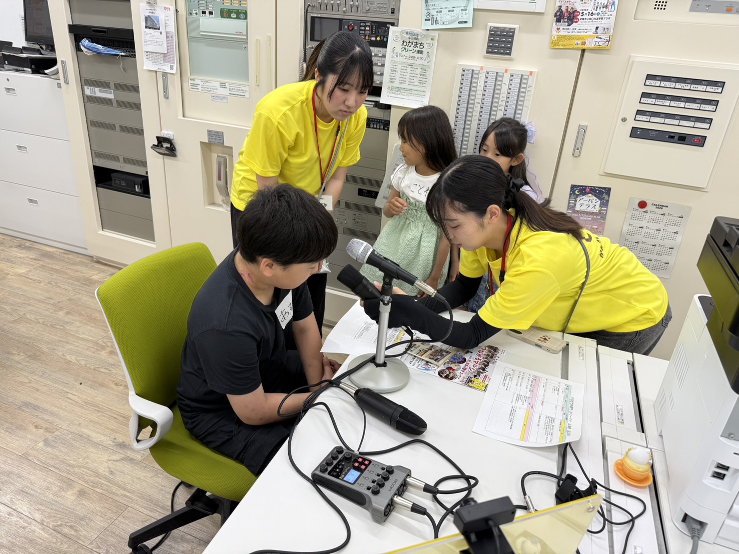 ラジオDJ体験中の子供たちとスタッフ
